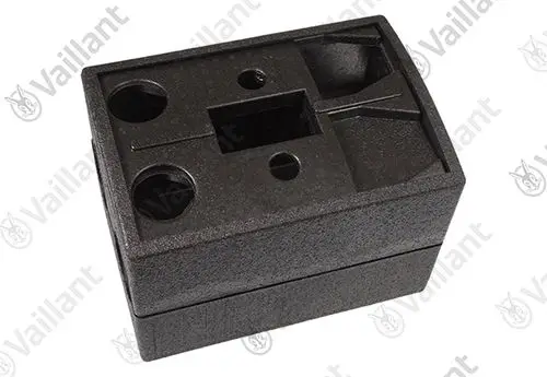 Vaillant Isolierschale für Hydraulikblock in schwarzer Ausführung, mit mehreren Öffnungen zur Anpassung an verschiedene Anschlusskonfigurationen.